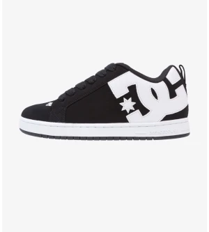 Svarta DC sneakers med vit logga - Säljer ett par svarta DC sneakers med stor vit logga på sidan. Skorna har snörning, platt sula och rund tå. Materialet är syntet och skinnmix, med en klassisk streetstil som passar perfekt till jeans eller shorts.jag köpte dom för ungefär 800 tror jag och dom är nästan aldrig använda.