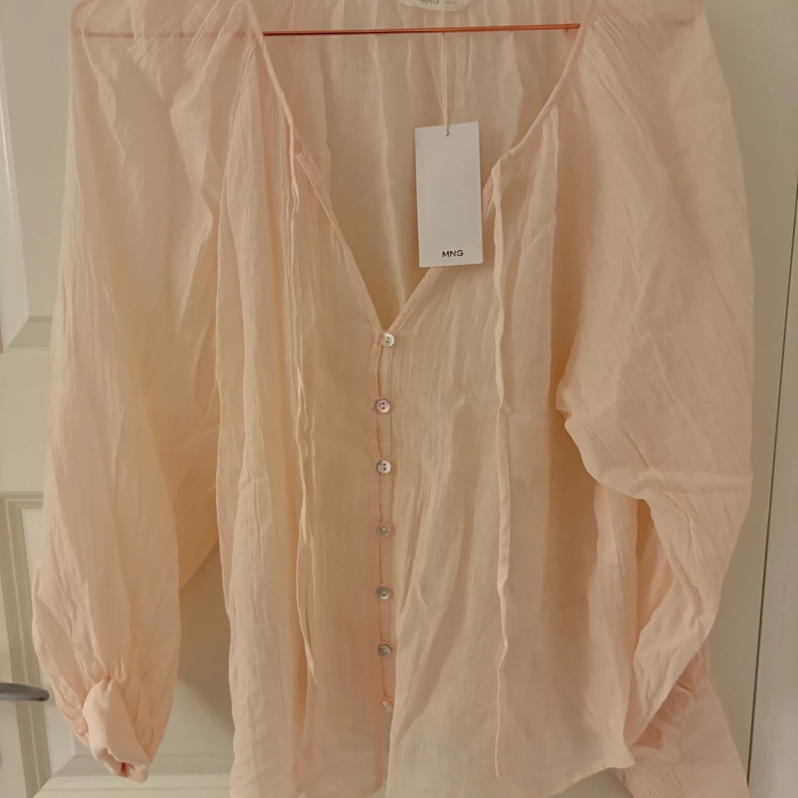 Ljusrosa blus från Mango med knappar - 1