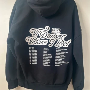 Svart Hov1 hoodie  - Svart hoodie från Hov1 med stor vit turnétext på ryggen och liten kronlogga fram. Tröjan har huva och vit text där bak, helt ny, kan skicka mer bilder och pris kan diskuteras!!! 