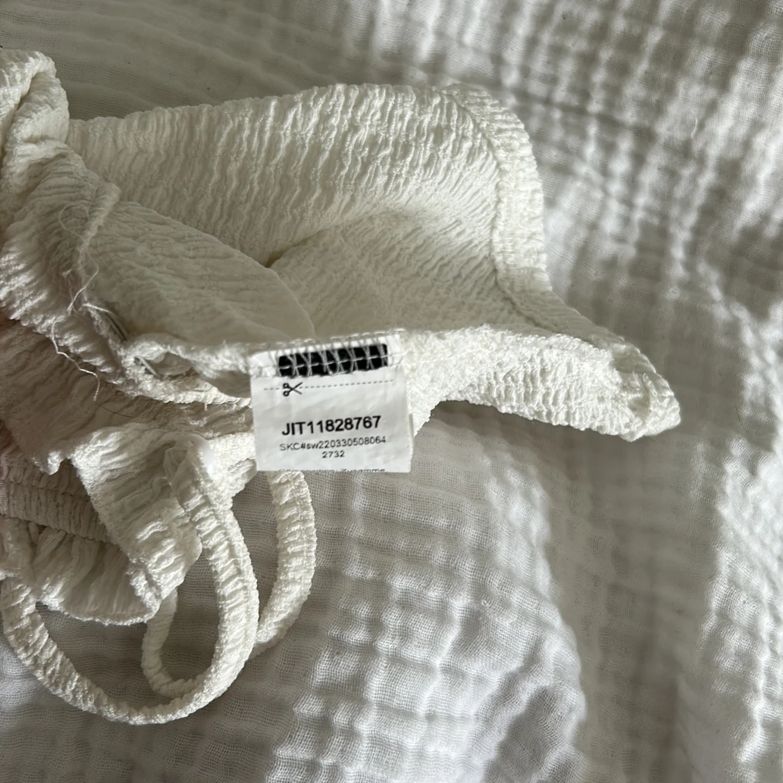 Vit croppad linnetopp med volang - 2