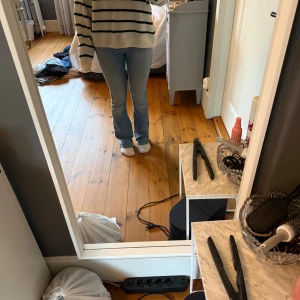 Supersnygga Bootcut Jeans!! - Säljer dessa supersnygga Jeansen från ONLY!! De är i väldigt bra skick och storlek M men passar mig som brukar vara S!! Skriv gärna om du har frågor!!🌸💕