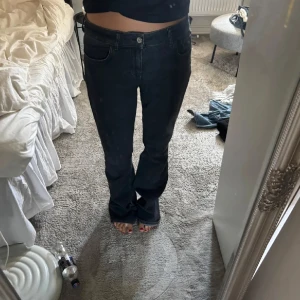 Svarta bootcut jeans från Zara - Snygga svarta jeans från Zara med bootcut passform och klassisk femficksdesign. Jeansen har normalhög midja och är tillverkade i ett stretchigt denimtyg som sitter skönt. Perfekta till sneakers eller boots för en chill look.