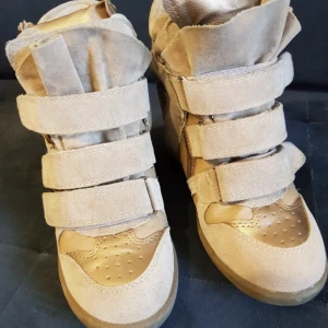 Isabel Marant Skor - INTRESSEKOLL!!Har en gammal annons uppe för de här men lägger upp igen då det var många intresserade! Isabel Marant liknande skor i storlek 37, Beige och guld. Jätte snygga och perfekt till vardagen eller fest!! 