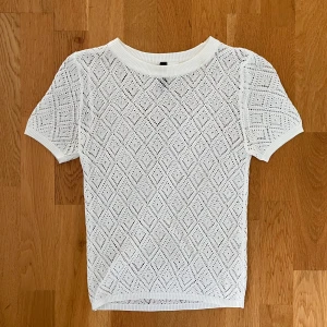 Vit söt stickat T-shirt  - Tröjan har en liten sminkfläck på sig, men den är knappt synlig :) 