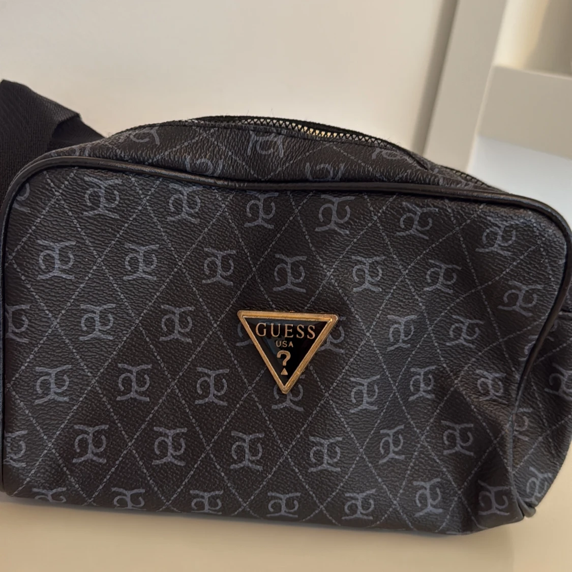 Svart axelväska från Guess med mönster - 4