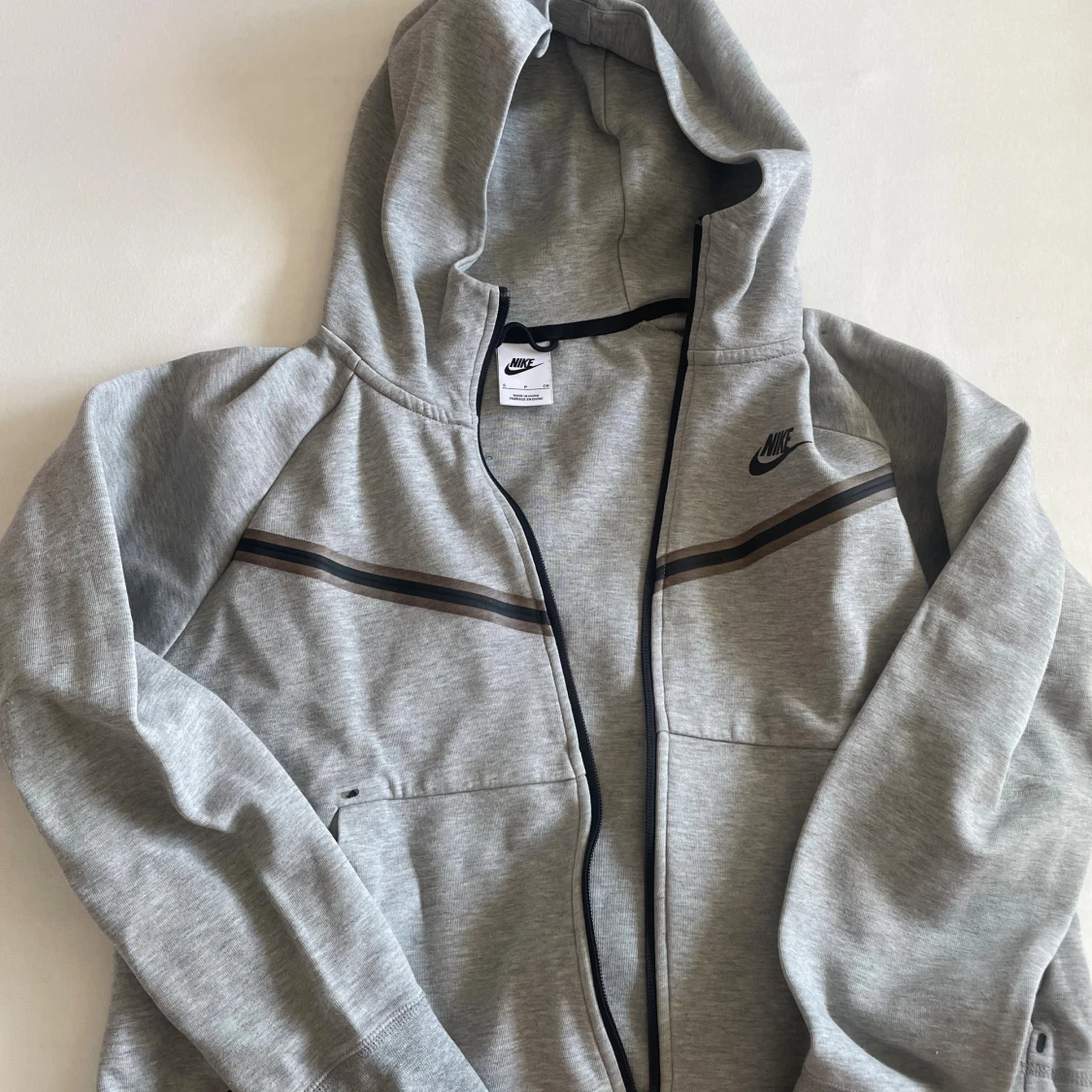 Grå hoodie från Nike med dragkedja