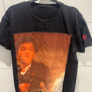 Grafisk t-shirt Bastille Rive Droite - Säljer mina 3 Bastille Rive Droite tröjor för st pris för 400 kr alla 3 tillsammans för 1000 kr tags kommer till tröjorna, köpte tröjorna för 1250kr st 