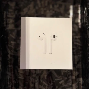 Apple AirPods gen 2  - Säljer ett par Apple AirPods med trådlöst laddningsetui, helt nya i oöppnad originalförpackning. Perfekt för trådlös musik och samtal med hög ljudkvalitet. Passar alla Apple-enheter och laddas smidigt i det medföljande etuiet. ( det har är en jättebra kopia av airpods man kan inte märka att de är fake original serial kod och allt) bra för present! 