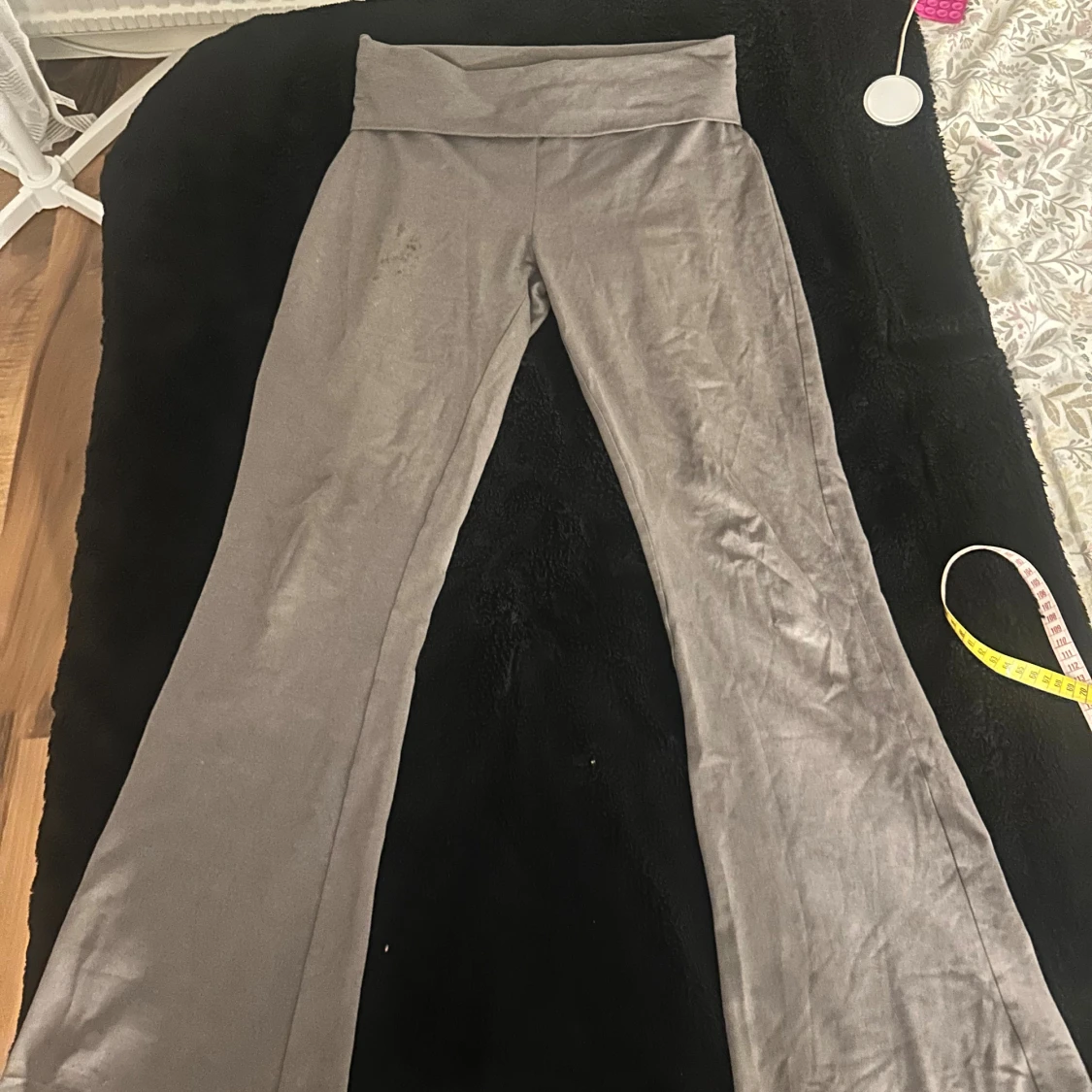 Grå bootcut byxor från Stories S