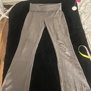 Grå bootcut byxor från Stories S - Jättefina från Ullared, dock en fetfläck som jag tror inte går bort men testar att tvätta dem så återkommer jag om ni är ntresserade, men den syns verkligen inget men bra att veta ( se bild 3) annars jättebra skick🥰🩷