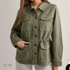 Olivgrön jacka från Nelly  - Jacka från Nelly, endast använd 2 gånger så som ny! Hör av er vid intresse. Lägsta pris att gå med på är 300.