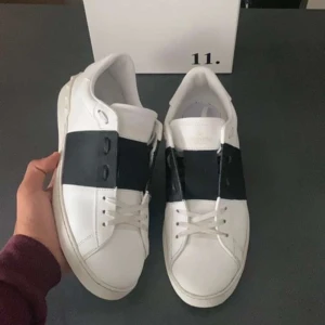 Valentino open - Fina Valentino open skor i gott skick! Äkta och tillbehör följs med! Pris 3199 men pris kan diskuteras. Köpta ett tag sen och knappt använda! Storlek 43. Tveka ej på att skriva o fråga om något!