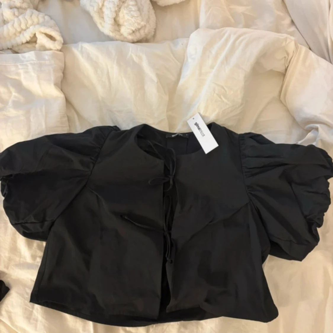 Svart puffärm blus från Gina Tricot