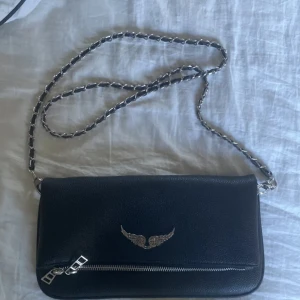 Svart axelväska Zadig & Voltaire - Säljer min Zadig väska i fint skick. Den är äkta❤️Hör av er vid intresse!!