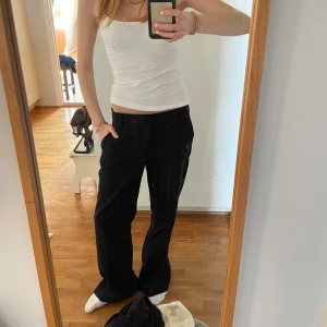 Svarta kostymbyxor - Säljer dessa skitsnygga svarta kostymbyxorna från Gina!! De har en  låg midja och raka, vida ben och är jättesköna att ha på sig💕💕😊