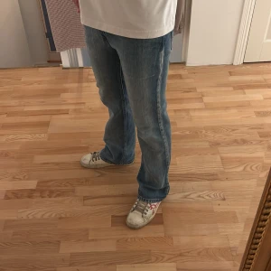 Levis jeans  - Kan vara de snyggaste Levis jeansen på länge, skön fit och ligger perfekt över skorna… Dem är vintage men helt sinnesjukt fin kvalite, från 2003 så man hittar dem inte enkelt. Jag är 188 och väger 80 pannor så ni kan jämföra er med mig då vintage e svårt med sizes:)