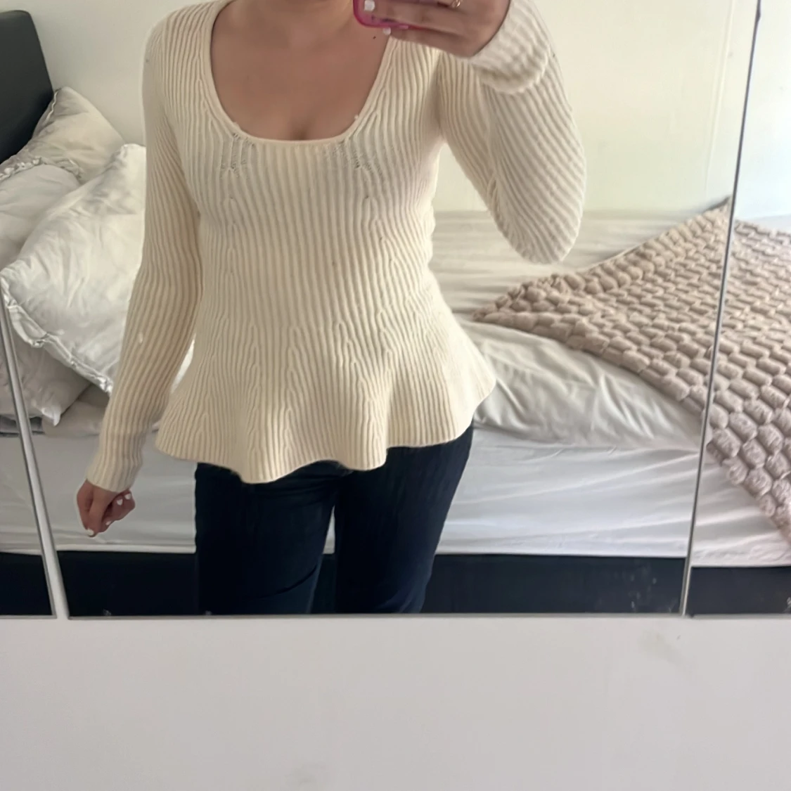 Ribbad beige stickad tröja