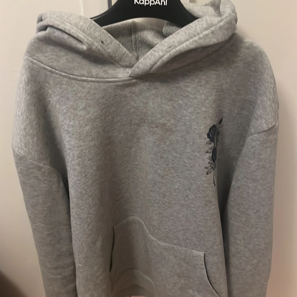 Grå hoodie med ros-tryck - 1