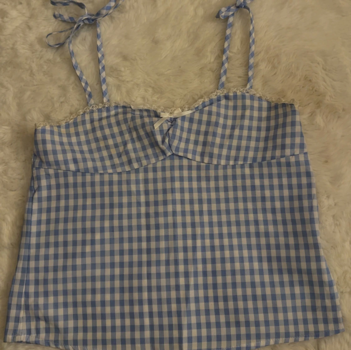 Blåvit rutig linnetopp med rosett