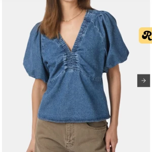 Blå jeansblus med puffärm och v-ringning - Säljer denna fina jeans blusen från neo noir💖köpte den för några veckor sedan men det va tyvärr fel storlek💖har aldrig använt den och nypriset på den var 600kr💗💗