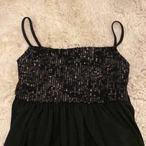 Svart paljettlinne Gina Tricot - Säljer detta superfina linne från gina. Säljer då den tyvärr är lite för liten på mig. Köp köp köp💖💖Priset kan sänkas! Skriv gärna.