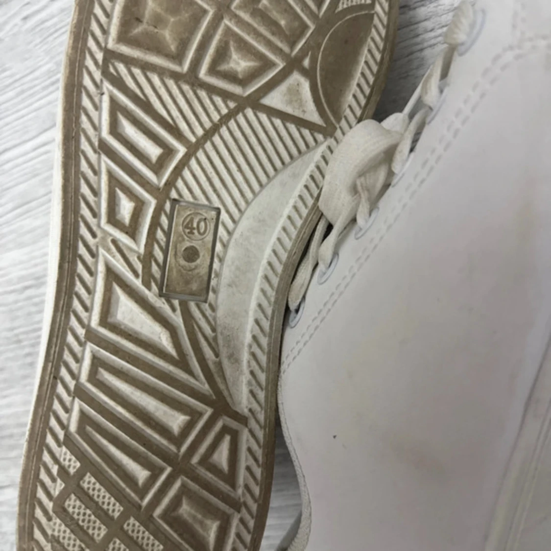 Vita sneakers med broderad fjäder 40 - 3