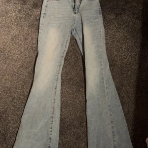 Ljusblå bootcut jeans  - Säljer ett par ljusblå bootcut jeans med klassisk femficksdesign och utsvängda ben. Dom är använda 1 gång och ser ut som nya 