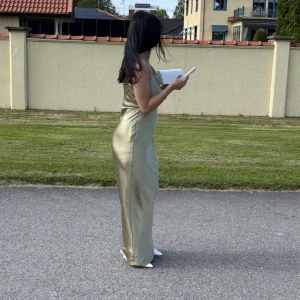 Olivfärgad Balklänning i satin - Jättefin balklänning från Pretty lavish, använd endast en gång! Skriv gärna om du funderar eller vill ha fler bilder 💖🤗                                                                         Nypris 1249 kr