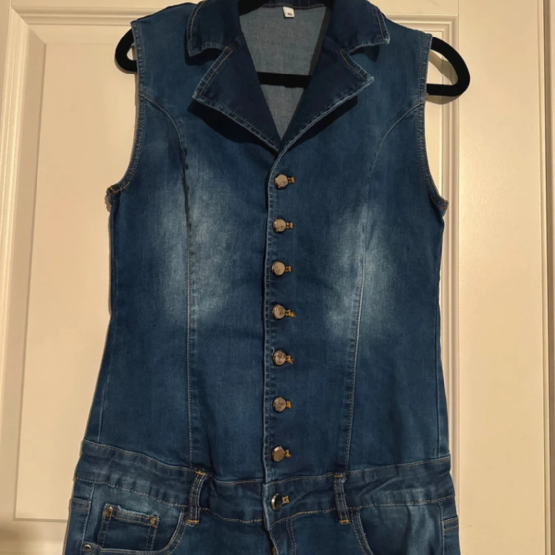Ärmlös jeans jumpsuit med knappar - 1
