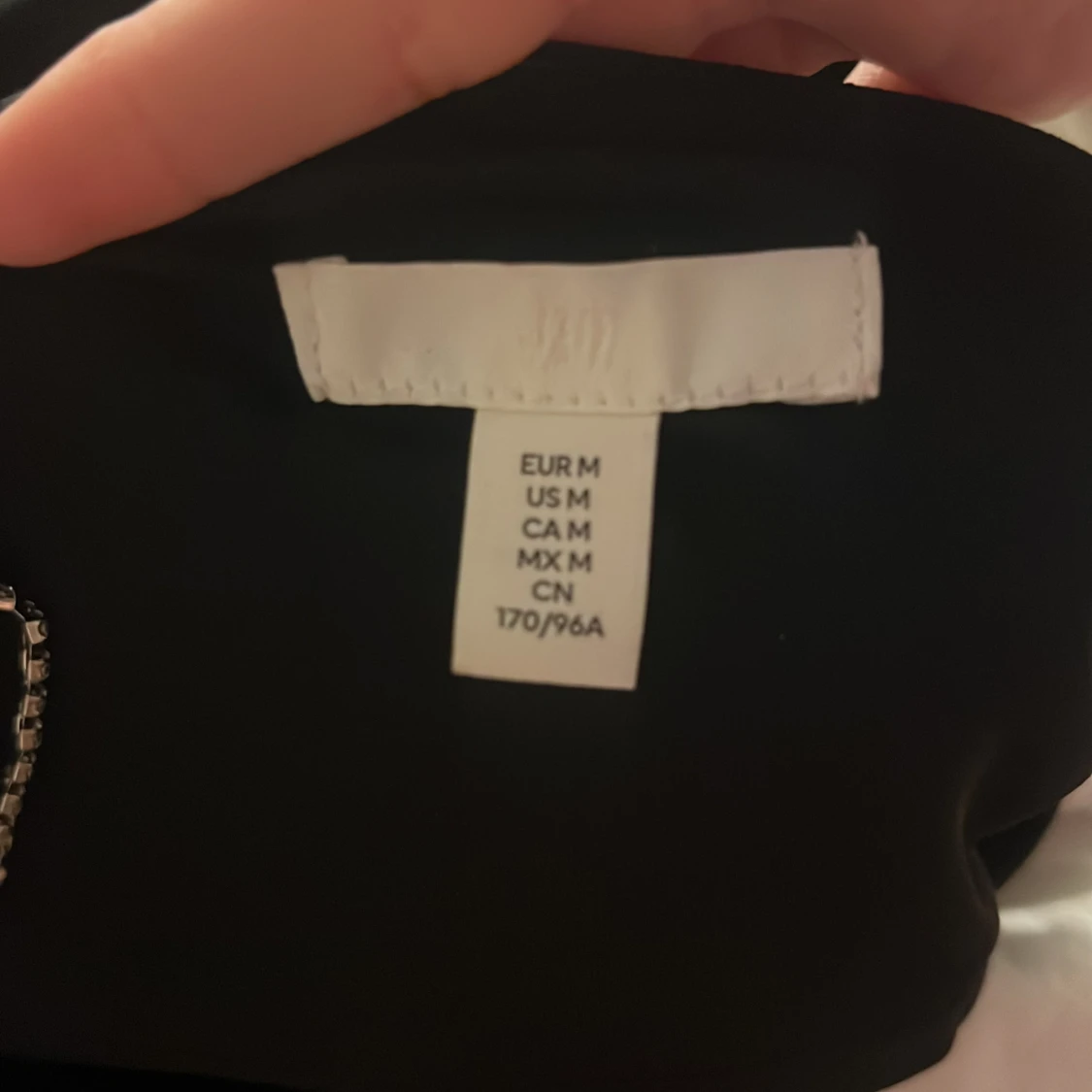 Svart kort klänning med kedjeband H&M - 1