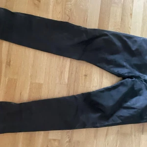 Replay jeans - Replay jeans i bra skick strl 33/32 men passar mindre. Ser svarta ut men är lite i grå tvätt.