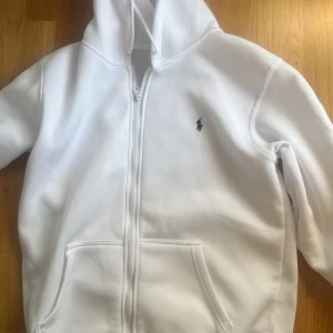 Polo Ralph Lauren hoddie  -  Vit hoodie från Polo Ralph Lauren. Aldrig kommit till användning helt nytt skick 