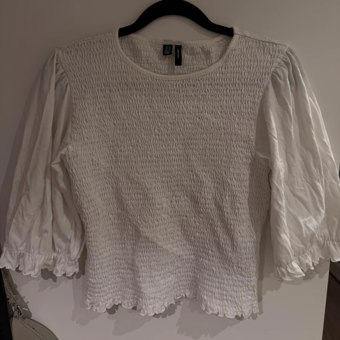 Vit blus med puffärm 