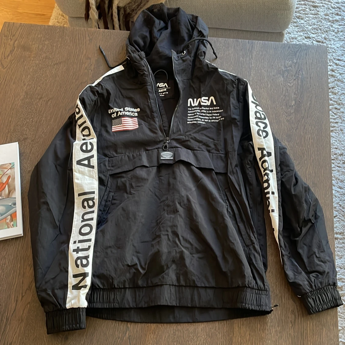 Svart NASA vindjacka - Pull&Bear