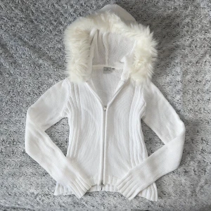 Vit hoodie med päls luva  - Jättefin stickad zip up tröja med päls, strl S // pälsen går att ta bort då den är kopplad med lilla knappar, finns ett litet fläck på ärmen (sista bilden)