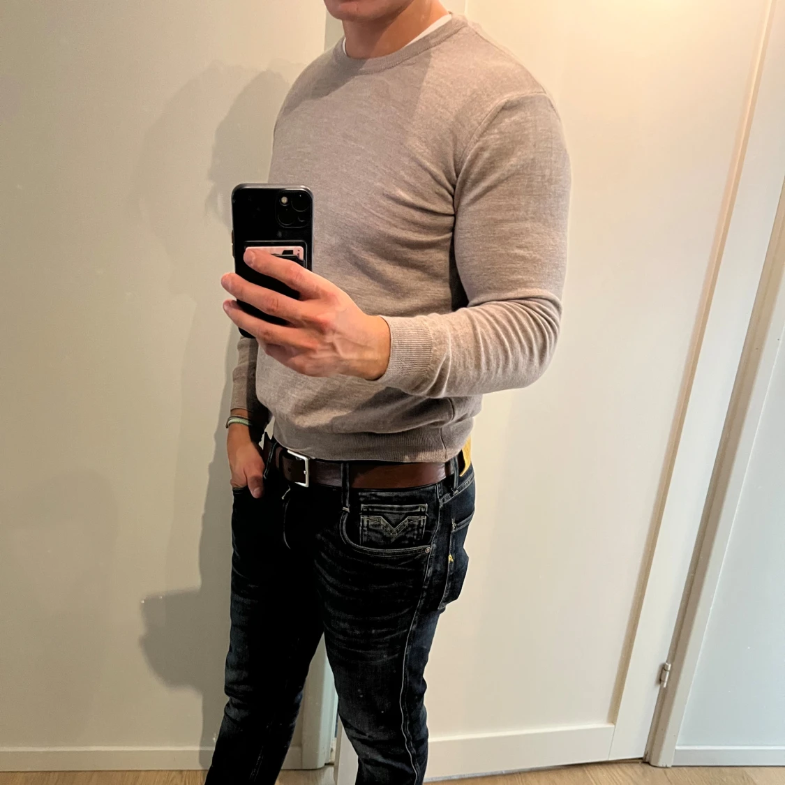 Beige stickad tröja från Oscar Jacobson Small - 1