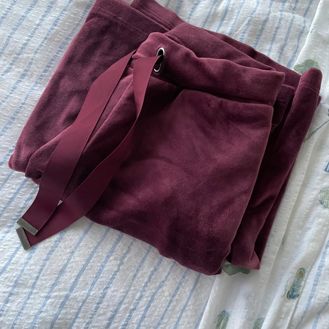 Vinröda mjukisset i sammet - 3