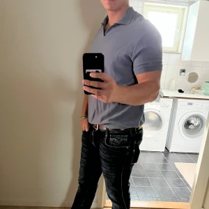 Blå piké t-shirt från Zara, storlek L passar M - Säljer en stilren grå piké t-shirt från Zara i storlek L. Tröjan har korta ärmar, klassisk krage och diskret struktur i tyget. Perfekt för dig som gillar en clean och enkel look. Materialet är mjukt och andas bra.