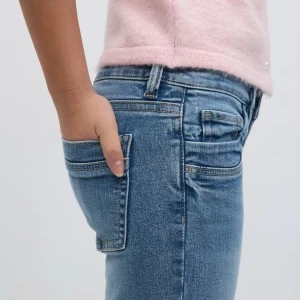 Blå bootcut jeans med normal passform - Snygga blå jeans med bootcut-snitt och klassiska fickor. Jeansen har normal passform och är tillverkade i mjukt denimtyg. Perfekta för dig som gillar en tidlös look med lite utsvängda ben.