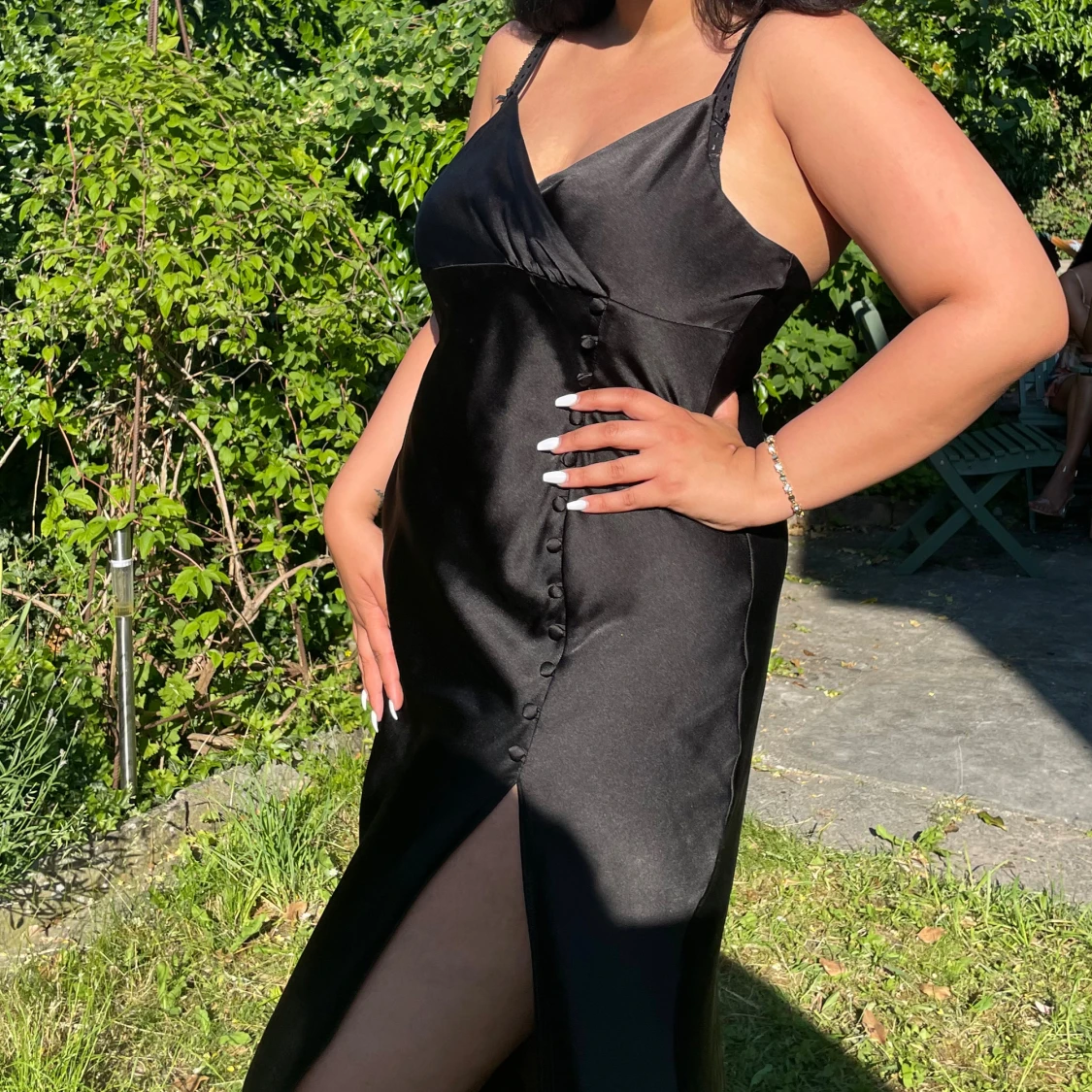 Svart midi satinklänning med knappdetalj på sidan