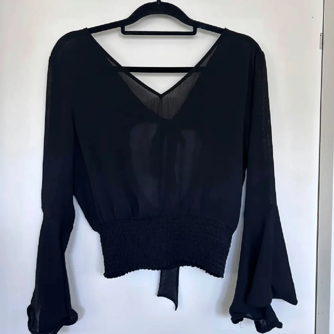 Svart blus med knyt och vida ärmar - 1