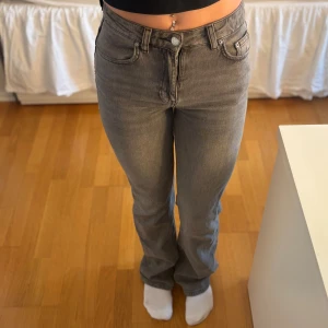 Gråa jeans från Gina Tricot - Fina gråa jeans från Gina Tricot. Har aldrig använt dem, därför jag säljer (bara testade), prislapp finns dock inte kvar. Storlek 32.  Tror ej de finns att köpa längre. Jag köpte de för ca 500kr och säljer för 200kr. Skriv för mer bilder! 💓 