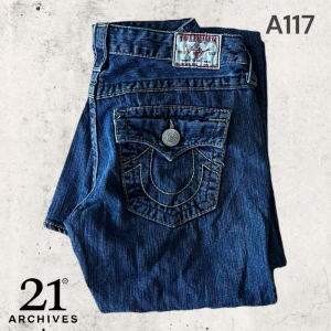 TRUE RELIGON BOOTCUT - Mått: 28w Midja: 86 cm Innerbenslängd: 84 cm Ytterbenslängd: 106 699  Använd gärna köp direkt. Har du några frågor / funderingar kom gärna pm. (DET HÄR ÄR RESELL)