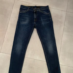 Tiger of sweden jeans - Snygga mörkblå jeans från tiger of sweden. Jeansen har en bra passform på mig som är 185 ungefär och är tillverkade i stretchigt denimtyg för extra komfort. Perfekta för dig som gillar en riktigt snygg och clean look och vill ha ett par stilrena jeans i garderoben. Storleken är W32 L34 men passar perfekt på mig som är ca 185! Skicket är nytt och har aldrig använts. Pris går att diskutera! Hör av dig vid minsta lilla fråga eller om du vill ha fler bilder!🤩