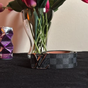 Lv Belt - Snabb Leverans ⏳ DM för mer bilder på tröjan  Its not been worn! it was a gift from my dad and he is not here anymore, and its not my size  Färg: Svart  (Se andra bilden för bästa återgivning av färgen)  Storlek i 42|105  Jättebra skick, allt sitter på plats 💯  Material: 100% Läder