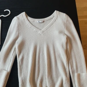 V-neck stickad tröja  - V-neck stickad tröja ifrån Cubus som är storlek S, har använt den några gånger och den sitter jättefint på! 