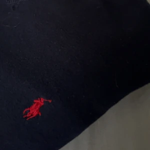 Marinblå Ralph Lauren tröja (M) - Tröjan är storlek XL i barn men passar M vuxen 177-185cm. Tröjan är lite tjock och gjord av ull, otroligt skönt. Jätte bra tröja i skolan under kalla dagar som i höst och vinter! ❄️🎉