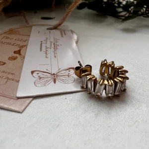 Ett örhänge från Edblad - Super fint från Edblad.. Säljer ett örhänge – perfekt för dig som har tappat ett och vill komplettera paret.