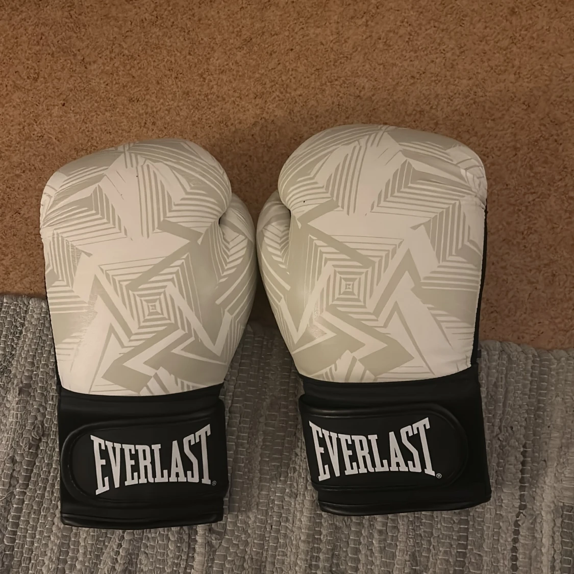 Vita boxningshandskar från Everlast