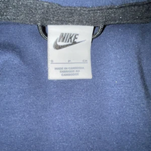 Nike Tech Fleece hoodie marinblå S - Nike Tech Fleece hoodie i marinblått. Har byxorna till tröjan det är bara skriva om du är intresserad 